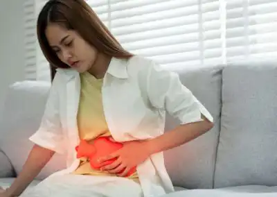Dolor abdominal alto recurrente e indigestión después de las comidas
